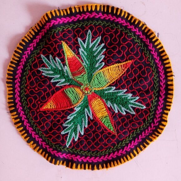 Hand-embroidered rug with multicolored flowers from the Amazon rainforest - Picture 3 of 9